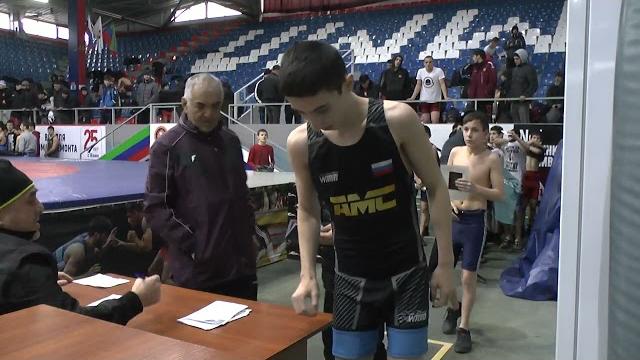 Взвешивание борцов до 48 кг. Взвешивание борцов до 48 кг.