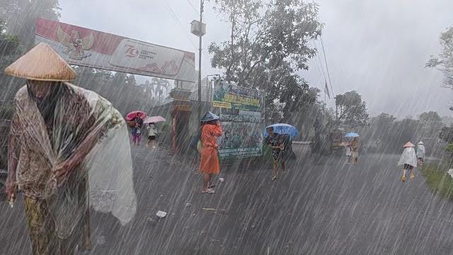 Walking in heavy rain and strong winds | heavy rain hit indonesia's | get rid of insomnia and sleep Walking in heavy rain and strong winds | heavy rain hit indonesia's | get rid of insomnia and sleep