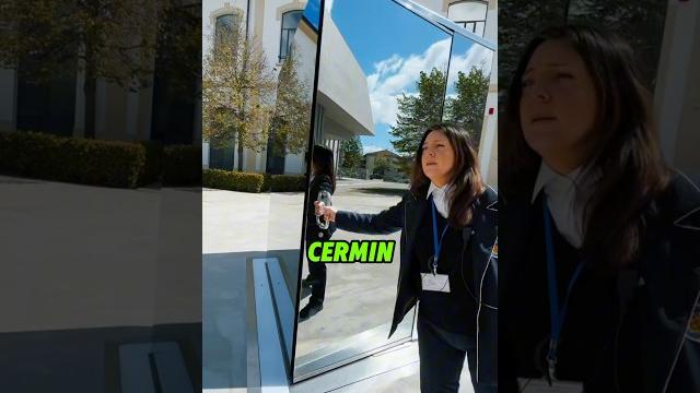 Toilet yang terbuat dari cermin dua arah Toilet yang terbuat dari cermin dua arah