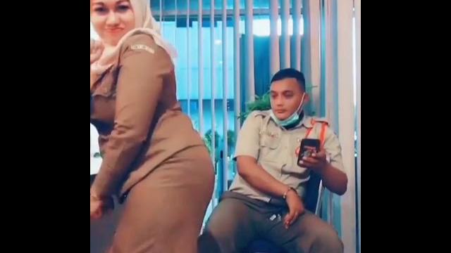 Cewek goyang asik #shorts Cewek goyang asik #shorts
