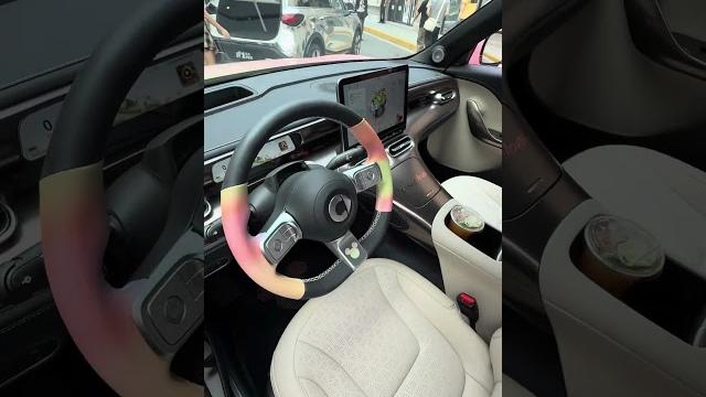ピンクの車とシルバーの車、どちらの車がお好みですか? ピンクの車とシルバーの車、どちらの車がお好みですか?