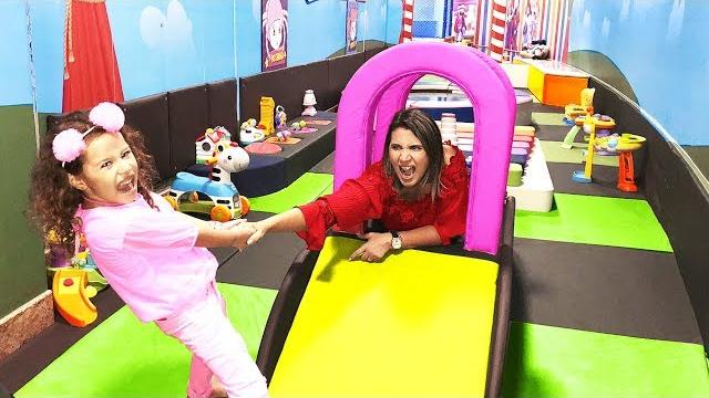 Mamãe e filha brincando no parquinho muito colorido Mamãe e filha brincando no parquinho muito colorido
