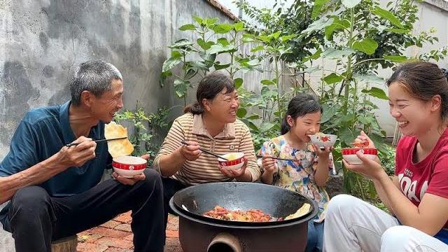 最近公婆辛苦了,小悦去赶集买河鲜,回家做杂鱼锅贴,吃起来真鲜#乡村 #美食 #农村 #三农 最近公婆辛苦了,小悦去赶集买河鲜,回家做杂鱼锅贴,吃起来真鲜#乡村 #美食 #农村 #三农