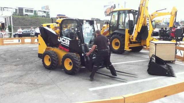 Экскаватор-погрузчик jcb 3cx и мини-погрузчик power boom Экскаватор-погрузчик jcb 3cx и мини-погрузчик power boom