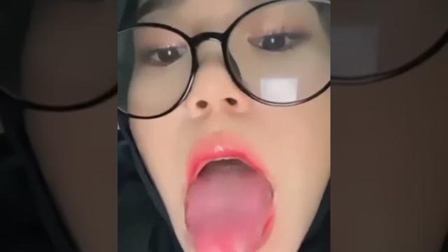 Lidah panjang dera angela Lidah panjang dera angela