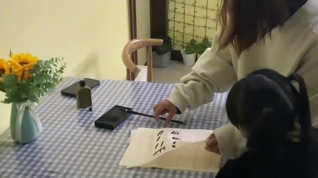 @麻辣boy#麻辣女孩 little girl practicing calligraphy @麻辣boy#麻辣女孩 little girl practicing calligraphy