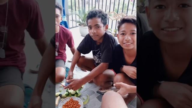 Asiknya berkumpul dengan kawan Asiknya berkumpul dengan kawan
