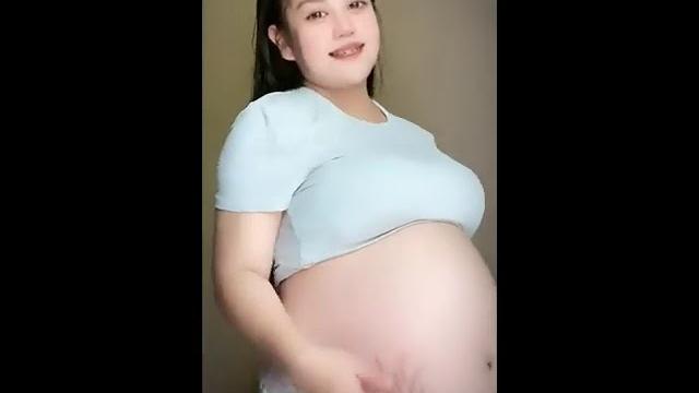 Bumil goyang perut mulus seksi Bumil goyang perut mulus seksi