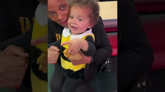 Ok but how cute is her little bee costume? Ok but how cute is her little bee costume?