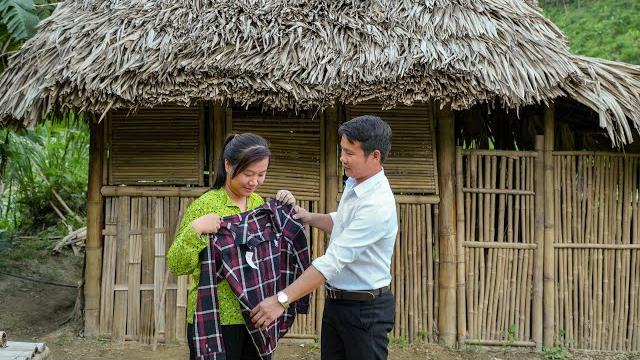 Homeless girl delighted to receive new clothes from kind ceo - how will her life change? Homeless girl delighted to receive new clothes from kind ceo - how will her life change?