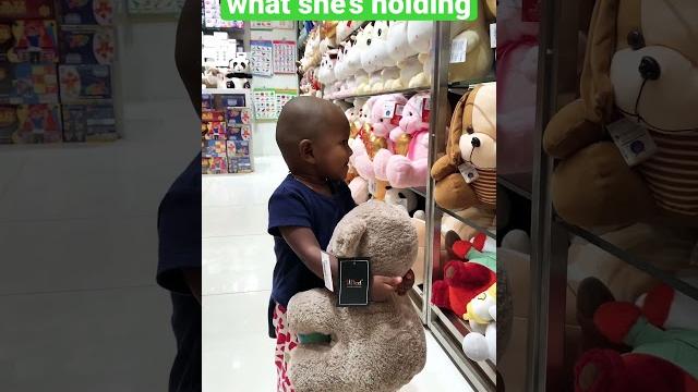 Ohho, how she hold these many big toy #sarah Ohho, how she hold these many big toy #sarah