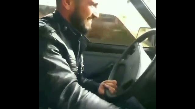 Göğüslerini açan liseli Göğüslerini açan liseli