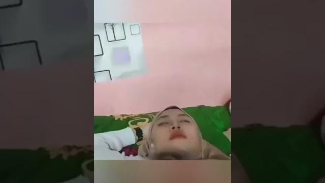 Mom biti gk sengaja kelihatan gunungnya Mom biti gk sengaja kelihatan gunungnya