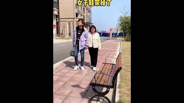 女孩踩公共座椅上系鞋带,男子教育女孩并清理座椅,这样啰嗦的男生,应该没人会喜欢吧 #情感 女孩踩公共座椅上系鞋带,男子教育女孩并清理座椅,这样啰嗦的男生,应该没人会喜欢吧 #情感