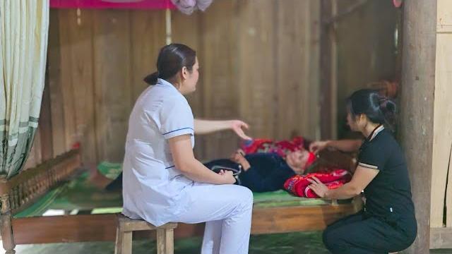 Doctor visits grandma who gifted us a house – heartwarming care & wild honey harvest in the forest Doctor visits grandma who gifted us a house – heartwarming care & wild honey harvest in the forest