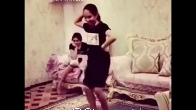 Молоденькая цыганка танцует класс Молоденькая цыганка танцует класс