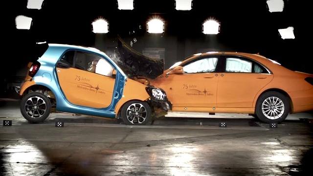 Mercedes s-class vs smart fortwo frontal crash test Mercedes s-class vs smart fortwo frontal crash test