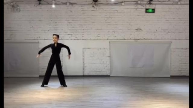 恰恰基本步伐,学习要点:动作清晰、干净利落,初学者一定要多看,模仿 恰恰基本步伐,学习要点:动作清晰、干净利落,初学者一定要多看,模仿