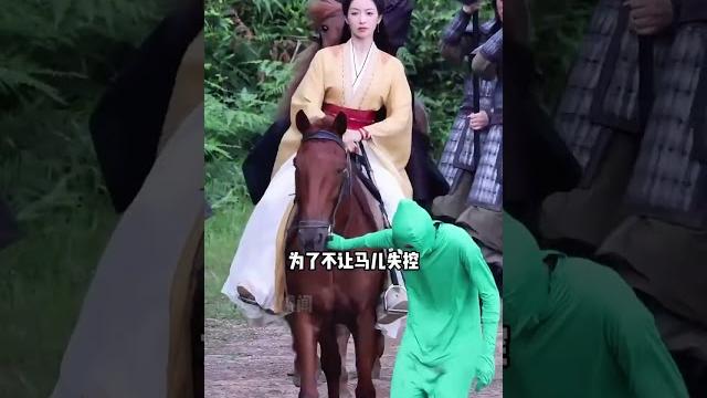劇組奇葩道具?楊蓉綠布洗澡,白鹿公主抱坐木箱,楊穎花瓣防走光 劇組奇葩道具?楊蓉綠布洗澡,白鹿公主抱坐木箱,楊穎花瓣防走光