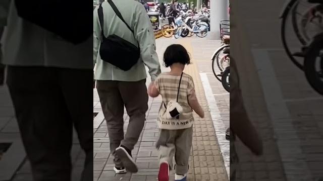 背着饭团的小正太!随走随吃?卡哇伊! 背着饭团的小正太!随走随吃?卡哇伊!