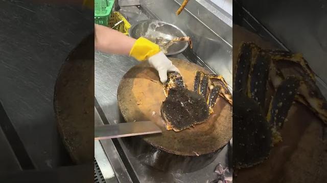 The process of cutting crab legs #shorts The process of cutting crab legs #shorts