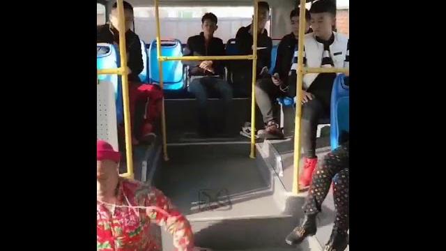 Otobüste kendini müziğe kaptırınca Otobüste kendini müziğe kaptırınca