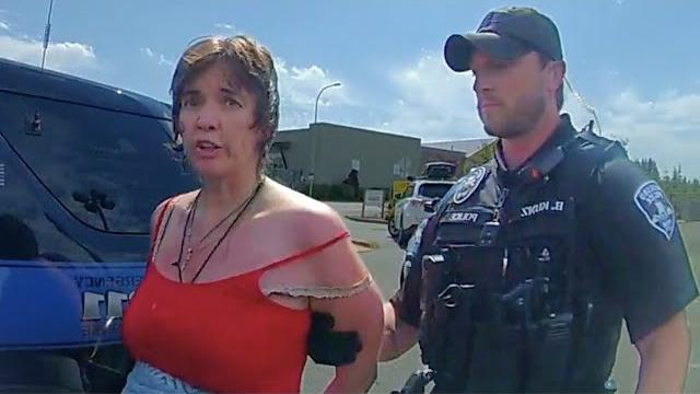 Woman commits sex crime in the parking lot Woman commits sex crime in the parking lot