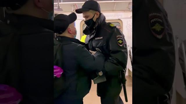 Побег от полиции / жесткое задержание контролера #полиция #анатолийандреевич #задержание #shorts Побег от полиции / жесткое задержание контролера #полиция #анатолийандреевич #задержание #shorts