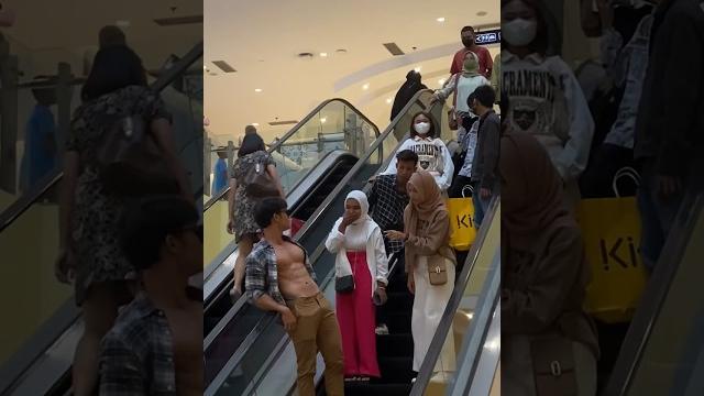 Ngitungin otot perut #prank #sixpack #bodygoals Ngitungin otot perut #prank #sixpack #bodygoals