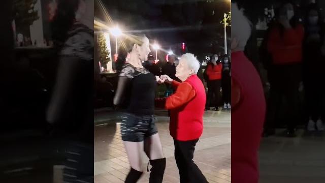 80多岁老奶奶广场舞伦巴跳的太棒了我也是第一次#祝奶奶身体健康天天开心 80多岁老奶奶广场舞伦巴跳的太棒了我也是第一次#祝奶奶身体健康天天开心