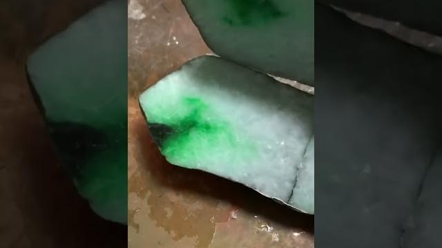 表现一般的会卡原石,一刀爆色,惊喜来的太突然! 表现一般的会卡原石,一刀爆色,惊喜来的太突然!