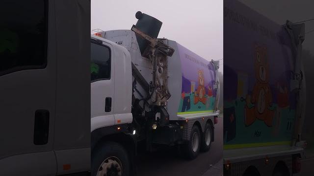 Isuzu garbage truck at 7:08am Isuzu garbage truck at 7:08am