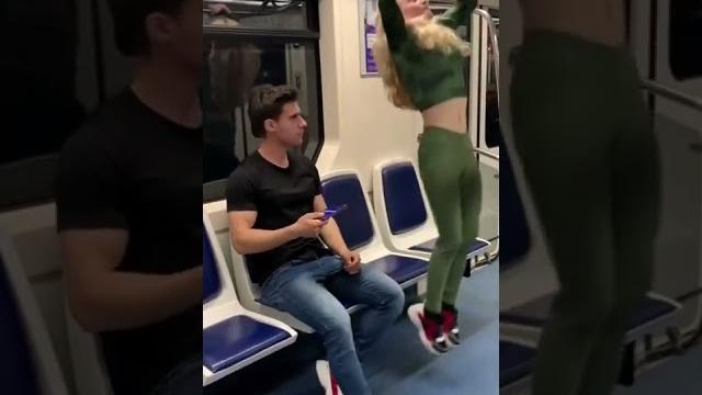 Девушка удивила парня в метро/повторила/пранк/реакция #пранк #tiktok #реакция #shorts Девушка удивила парня в метро/повторила/пранк/реакция #пранк #tiktok #реакция #shorts