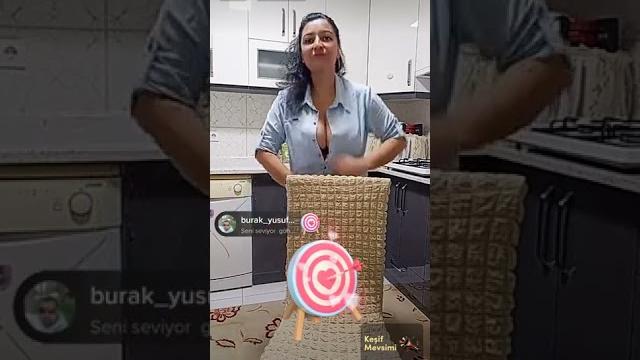 Tiktok hediye için +18 şovlar yapan kadın Tiktok hediye için +18 şovlar yapan kadın