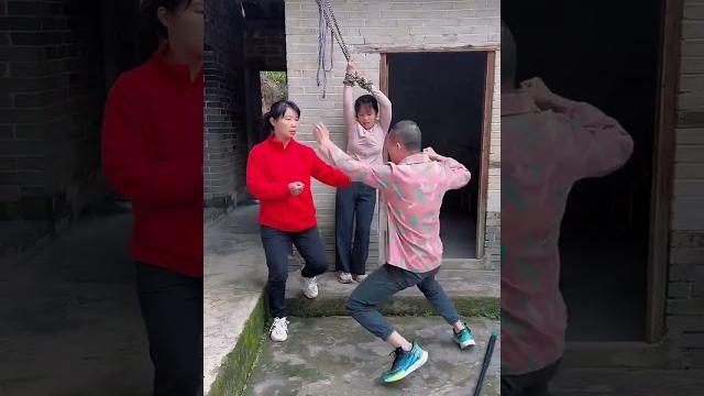 功夫女侠自救成功!勇斗人贩子 !#正能量 #感情 #爱情 #家庭 #好人有好报 #善良 #反转 功夫女侠自救成功!勇斗人贩子 !#正能量 #感情 #爱情 #家庭 #好人有好报 #善良 #反转