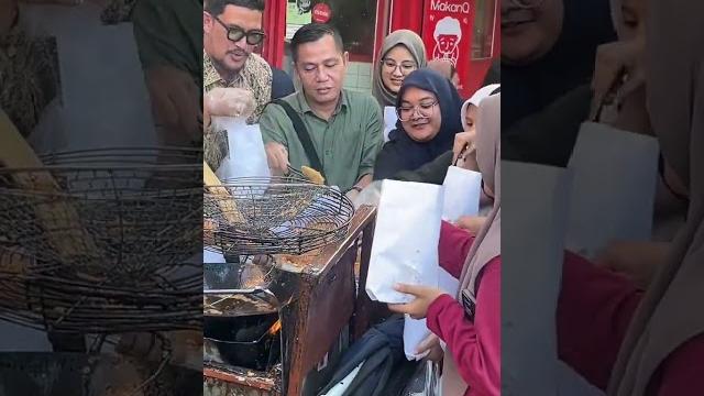 Persaingan sengit, semangat mbak mbak jilbab coklat #ngabuburit #ramadan1443h #jajan #lucu #ngakak Persaingan sengit, semangat mbak mbak jilbab coklat #ngabuburit #ramadan1443h #jajan #lucu #ngakak