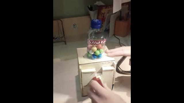 Торговый аппарат для жвачек. Торговый аппарат для жвачек.