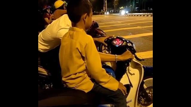 Abang nak ajar adik main moto Abang nak ajar adik main moto