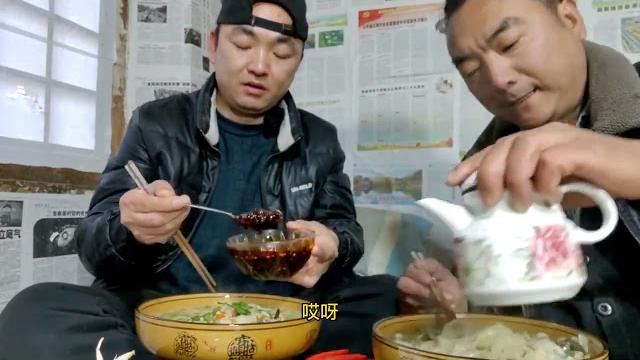 悟琨吃羊肉臊子面,小小露一手朋友刮目相看,面条不完美得改进。 悟琨吃羊肉臊子面,小小露一手朋友刮目相看,面条不完美得改进。
