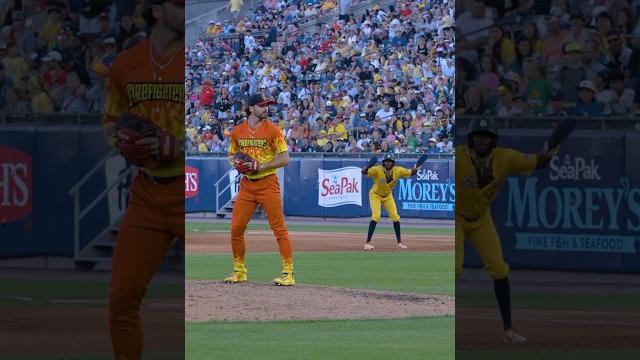 “pitcher’s got a big butt!” rookie of the year live parody #savannahbananas #bananaball #baseball “pitcher’s got a big butt!” rookie of the year live parody #savannahbananas #bananaball #baseball