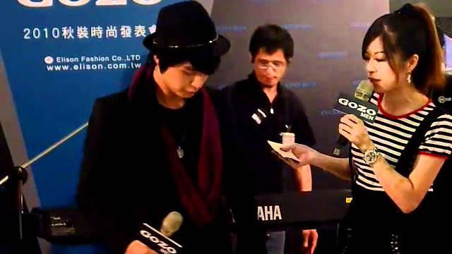 主持人訪問嚴爵,乖乖聽話中 主持人訪問嚴爵,乖乖聽話中