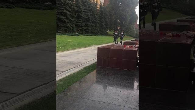 Смена караула у вечного огня! Смена караула у вечного огня!