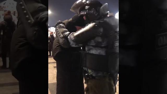 Ещё один провокатор-агент спецслужб попался. омон его задержал и тут же отпустил. брянск-север? Ещё один провокатор-агент спецслужб попался. омон его задержал и тут же отпустил. брянск-север?