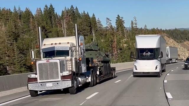 Tesla semi vs diesel trucks going up a steep road Tesla semi vs diesel trucks going up a steep road