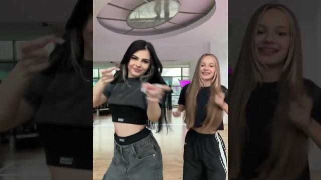 Shake it to the max cu nana@nanamariatrotea my big twin #nana #anto #dance #viral #twin Shake it to the max cu nana@nanamariatrotea my big twin #nana #anto #dance #viral #twin
