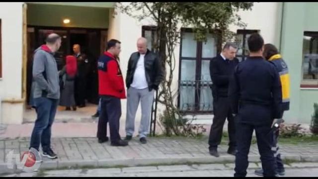 Genç kiz kendi̇ni̇ eve ki̇li̇tledi̇ Genç kiz kendi̇ni̇ eve ki̇li̇tledi̇