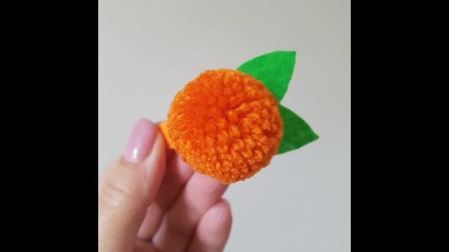 #короткое : милая заколка мандаринка из помпона #короткое : милая заколка мандаринка из помпона