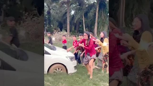 Jangan cakap akak tak payung!!! mih akak belanja Jangan cakap akak tak payung!!! mih akak belanja
