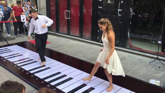 4 el yerine 4 ayak piyano / 4 foot instead of 4 hand piano 4 el yerine 4 ayak piyano / 4 foot instead of 4 hand piano