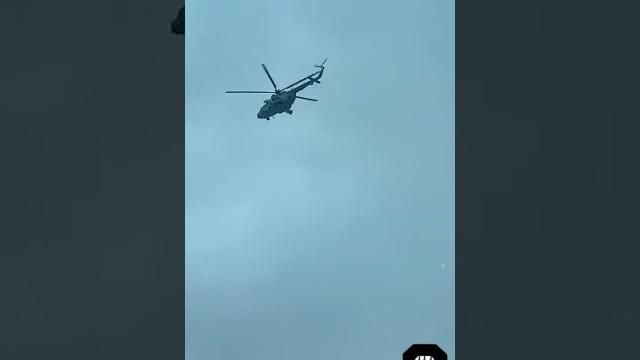 В центре москвы летают военные вертолёты. В центре москвы летают военные вертолёты.